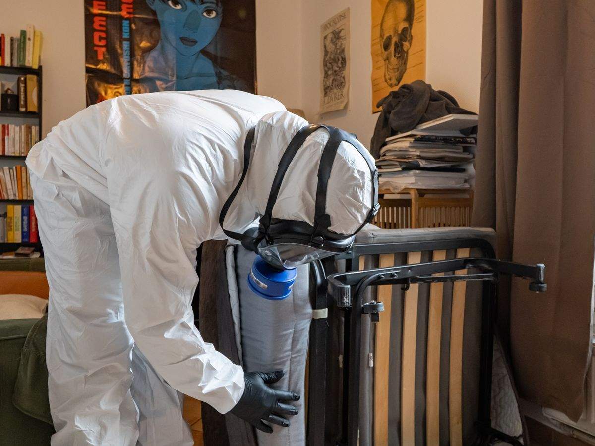 Technicien en combinaison intégrale