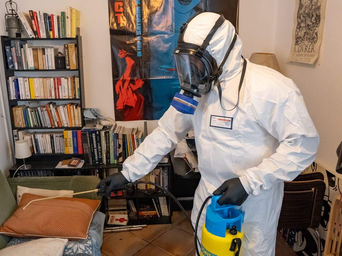 Technicien en combinaison intégrale